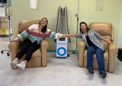 Duas mulheres conclu&iacute;ram quimioterapia juntas e mantiveram os cabelos gra&ccedil;as &agrave; Touca Paxman; tecnologia reduz queda de fios em at&eacute; 80%