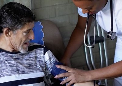 Programa j&aacute; atendeu 1.600 pacientes desde 2020; servi&ccedil;o reduz interna&ccedil;&otilde;es, oferece curativos, medica&ccedil;&atilde;o e reabilita&ccedil;&atilde;o no ambiente familiar