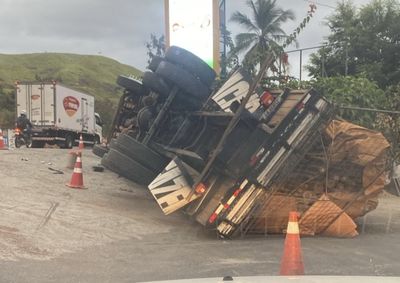 Acidente aconteceu na subida do Porto do Bote e deixou o tr&acirc;nsito lento na manh&atilde; desta ter&ccedil;a-feira (12)
