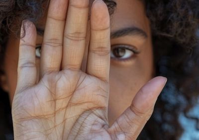Caso ocorreu no bairro Cidade Nobre; jovem teria feito ofensas racistas e amea&ccedil;ado v&iacute;tima