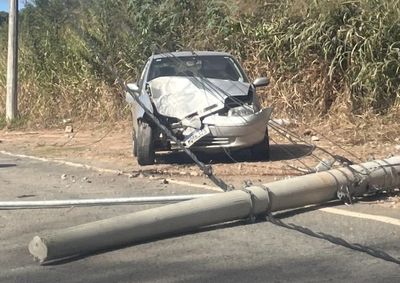 Colis&atilde;o aconteceu na manh&atilde; deste domingo (28) na avenida; poste caiu ap&oacute;s o impacto e autoridades foram acionadas. Ainda n&atilde;o h&aacute; informa&ccedil;&otilde;es sobre feridos