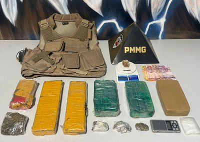 Opera&ccedil;&atilde;o da Pol&iacute;cia Militar contou com o apoio de c&atilde;o farejador e resultou na apreens&atilde;o de grande quantidade de maconha e crack