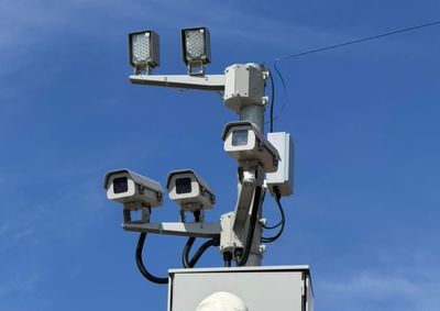 Novos dispositivos passaram por aferi&ccedil;&atilde;o e homologa&ccedil;&atilde;o t&eacute;cnica; sistemas instalados pela concession&aacute;ria na rodovia BR-381 atuam de maneira independente.