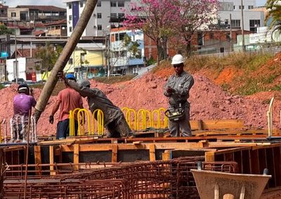 Interven&ccedil;&atilde;o no Novo Centro entra em fase decisiva de funda&ccedil;&atilde;o com aplica&ccedil;&atilde;o de concreto armado; complexo tem previs&atilde;o de entrega para dezembro de 2027.