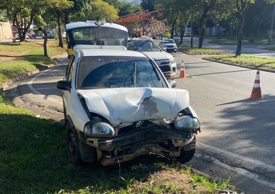 Estrutura caiu ap&oacute;s a batida e atingiu um segundo ve&iacute;culo que passava pelo local; uma pessoa teve ferimentos leves