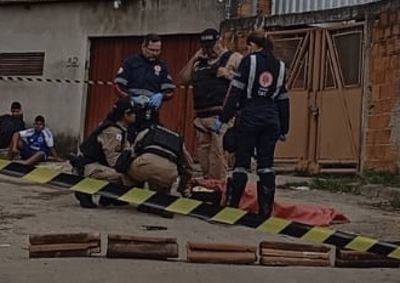 Crime aconteceu na manh&atilde; deste s&aacute;bado (27), na rua Canela; suspeito teria fugido ap&oacute;s efetuar os disparos