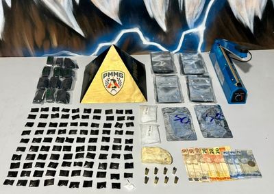 Opera&ccedil;&atilde;o no bairro Cana&atilde; resultou na apreens&atilde;o de drogas, muni&ccedil;&otilde;es, dinheiro, equipamentos para embalagem e uma motocicleta
