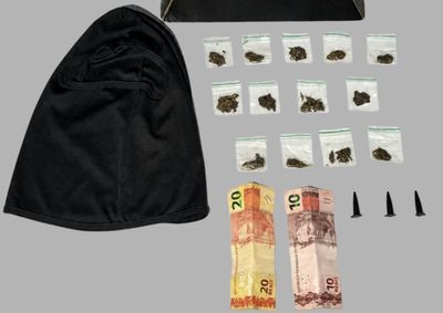 Jovem de 15 anos foi flagrado com por&ccedil;&otilde;es de coca&iacute;na e maconha; material usado para embalar drogas tamb&eacute;m foi encontrado