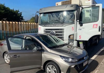 Acidente ocorreu na entrada da cidade, no sentido bairro Horto&ndash;Centro; apesar dos danos aos ve&iacute;culos, ningu&eacute;m ficou ferido.

