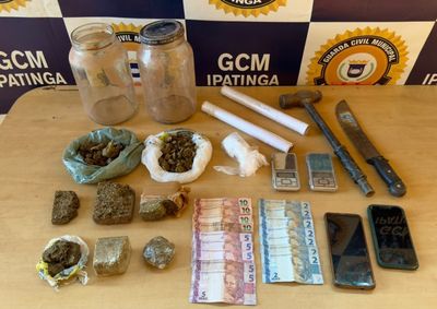 A&ccedil;&atilde;o partiu de den&uacute;ncia an&ocirc;nima e resultou na apreens&atilde;o de tabletes de maconha, balan&ccedil;as de precis&atilde;o e materiais de dolagem no bairro Vila Celeste.