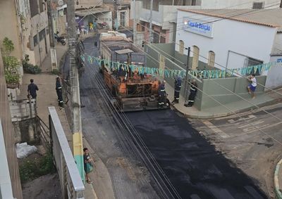 Obra na principal via do bairro Macuco come&ccedil;ou nesta semana ap&oacute;s quase 30 anos sem um recapeamento completo e &eacute; executada pela Prefeitura.