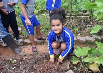 Alunos da rede municipal aprenderam sobre compostagem, plantio de hortali&ccedil;as e reaproveitamento de res&iacute;duos em iniciativa vinculada aos ODS da ONU.