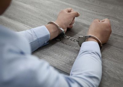 Homem com mandado de recaptura em aberto foi localizado pela Pol&iacute;cia Militar ap&oacute;s den&uacute;ncia e tentou escapar durante a abordagem