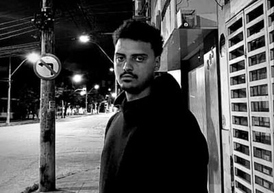 Campe&atilde;o do Slam MG 2025, artista retorna &agrave;s origens com venda de livros, zines e cord&eacute;is em espa&ccedil;os p&uacute;blicos da cidade.

