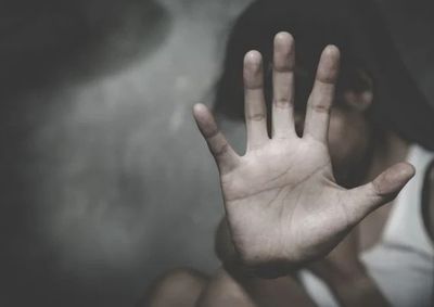 Suspeito de 42 anos foi detido ap&oacute;s abordar a v&iacute;tima quando ela retornava do trabalho. Crime foi presenciado por uma testemunha.