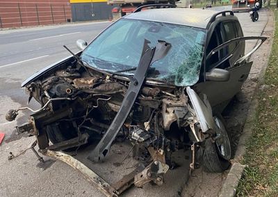 Impacto arrancou o motor do ve&iacute;culo, que foi lan&ccedil;ado contra um poste &agrave;s margens da rodovia.
