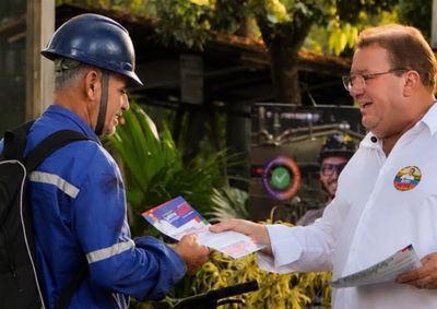 Deputado estadual esteve na portaria da Aperam e percorreu a regi&atilde;o central do munic&iacute;pio durante agenda de campanha
