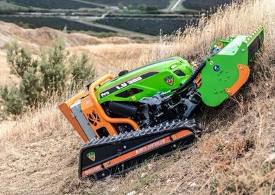 Equipamento controlado por controle remoto atua em encostas &iacute;ngremes para acelerar os trabalhos de manuten&ccedil;&atilde;o e capina no munic&iacute;pio.