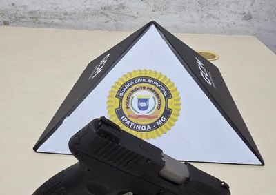 A&ccedil;&atilde;o ocorreu durante patrulhamento na Avenida Macap&aacute;, culminando na apreens&atilde;o da arma e na persegui&ccedil;&atilde;o de um suspeito que tentou fugir em uma bicicleta.