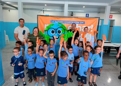 Programa municipal ultrapassa a marca de 1,4 mil unidades entregues para estudantes de oito escolas.