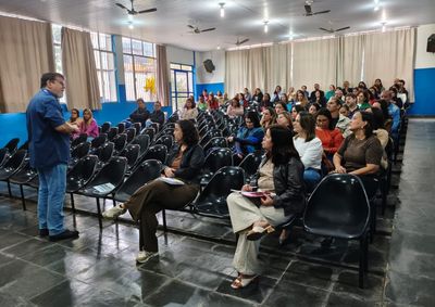 Encontro reuniu cerca de 50 professores da rede municipal para alinhar ensino de tecnologia e pensamento computacional &agrave; realidade local.