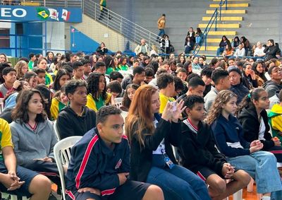 Evento reuniu alunos do 8&ordm; e 9&ordm; anos no Gin&aacute;sio Iorque Jos&eacute; Martins; programa&ccedil;&atilde;o inclui atividade com educadores em parceria com o Sebrae e a Funda&ccedil;&atilde;o Aper