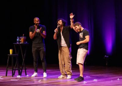 Comediante traz show focado em intera&ccedil;&atilde;o com o p&uacute;blico e tem&aacute;tica LGBTQIAPN+ para o Centro Cultural Usiminas