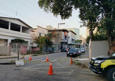 Bloqueio no cruzamento com a Avenida Monteiro Lobato exige desvio pela Avenida Jos&eacute; J&uacute;lio da Costa para quem segue em dire&ccedil;&atilde;o ao bairro Ideal.

