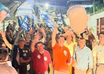 Candidato a deputado estadual percorreu o bairro Nossa Senhora das Gra&ccedil;as acompanhado pelo prefeito e pelo vice-prefeito da cidade.