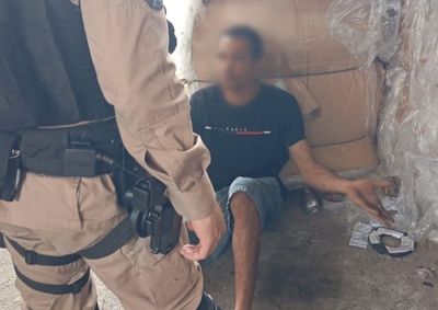 Estruturas de propaganda do candidato Vin&iacute;cius Diniz foram queimadas e furtadas nos bairros Esperan&ccedil;a e Limoeiro; suspeito foi detido.