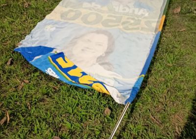Estruturas de suporte foram envergadas e lonas rasgadas na reta final da disputa eleitoral; ocorr&ecirc;ncia soma-se a outros epis&oacute;dios no munic&iacute;pio.