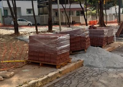 Parceria parlamentar garante a constru&ccedil;&atilde;o de duas pra&ccedil;as em Santana do Para&iacute;so