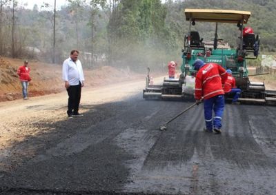 Obras em trecho de 50 km asfaltado pelo Governo de Minas receberam R$ 207 milh&otilde;es em investimentos e beneficiam mais de 216 mil moradores da regi&atilde;o.