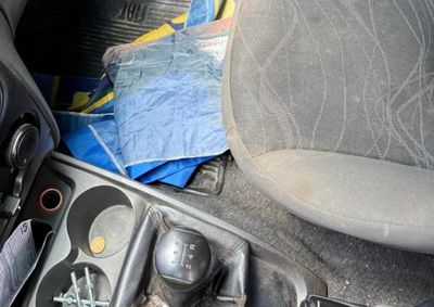 Vigilantes flagraram homem jogando windbanners em &aacute;rea de mata; caso foi registrado pela pol&iacute;cia como suspeita de crime eleitoral.