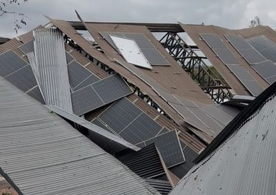 Chuva e granizo causaram estragos em 400 im&oacute;veis, quedas de &aacute;rvores e interrup&ccedil;&atilde;o de servi&ccedil;os b&aacute;sicos; prefeitura vai decretar emerg&ecirc;ncia.