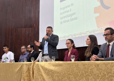 Iniciativa voltada ao desenvolvimento profissional e social de adolescentes de 14 a 21 anos teve solenidade na prefeitura.
