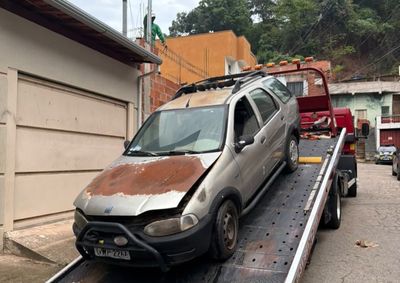 A&ccedil;&atilde;o coordenada pela Prefeitura fiscaliza autom&oacute;veis abandonados e irregularidades em oficinas; den&uacute;ncias podem ser feitas por telefone.