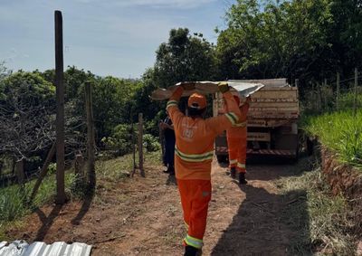 Opera&ccedil;&atilde;o retirou cercas instaladas sem autoriza&ccedil;&atilde;o e autuou infrator na rua Rita Paulista Barreto.