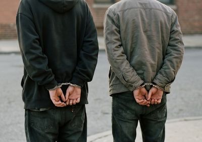 Jovem de 17 anos foi localizado em casa ap&oacute;s disparar contra homem perto da Pra&ccedil;a da B&iacute;blia; v&iacute;tima passou por cirurgia e tem quadro est&aacute;vel.