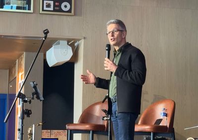 Zema fala sobre rela&ccedil;&atilde;o com Fl&aacute;vio Bolsonaro durante coletiva em Itapema.