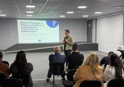 Encontro promovido pela Secretaria de Sa&uacute;de contou com palestra, pr&aacute;ticas de relaxamento e homenagens aos profissionais da enfermagem.