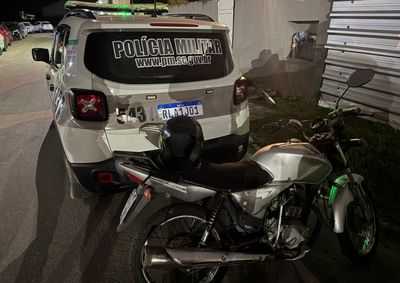 Adolescente tentou fugir pela  contram&atilde;o mas acabou detido. 