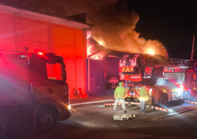 Mais de 20 bombeiros atuaram no combate &agrave;s chamas durante a madrugada.