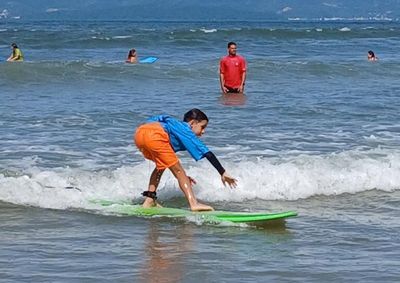 Da escolinha gratuita ao surf adaptado e alto rendimento, a associa&ccedil;&atilde;o destaca o impacto socioecon&ocirc;mico e ambiental do esporte integrado &agrave; sociedade.