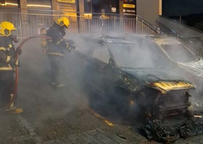 Ve&iacute;culos oficiais estavam estacionados em frente &agrave; sede do &oacute;rg&atilde;o quando foram incendiados. 