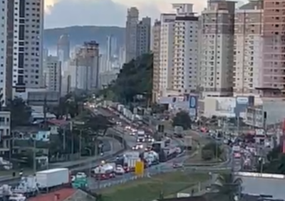 Ve&iacute;culos interromperam parcialmente o fluxo na rodovia e provocaram reten&ccedil;&atilde;o.