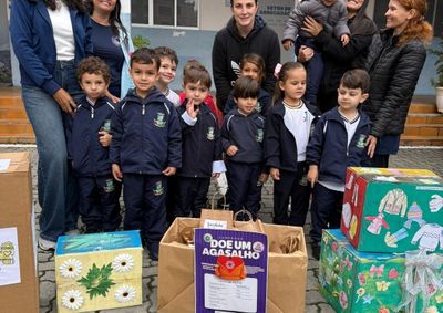 Mobiliza&ccedil;&atilde;o promovida por alunos do CMEI Soldadinho de Chumbo envolveu fam&iacute;lias e colaboradores na Campanha Doe um Agasalho.