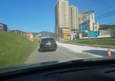 Pista foi liberada pela concession&aacute;ria ap&oacute;s aplica&ccedil;&atilde;o de produto qu&iacute;mico para absorver a subst&acirc;ncia e evitar acidentes no km 146.