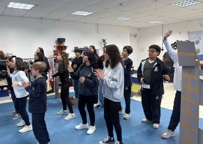 Iniciativa do CDPHI Novos Caminhos oferece experi&ecirc;ncias em m&uacute;sica, dan&ccedil;a e teatro, promovendo o desenvolvimento cultural.