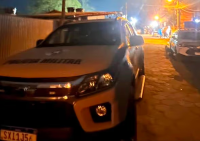 Suspeito de 24 anos possu&iacute;a mandado de pris&atilde;o preventiva em aberto e morreu no local ap&oacute;s troca de tiros.